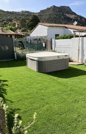 Realizzazione manto erboso con prato a rotoli Cagliari vicino a piscina (dopo)