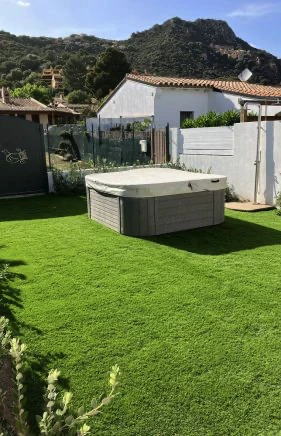 Realizzazione manto erboso con prato a rotoli Cagliari vicino a piscina (dopo)