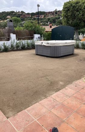 Realizzazione manto erboso con prato a rotoli Cagliari vicino a piscina (prima)