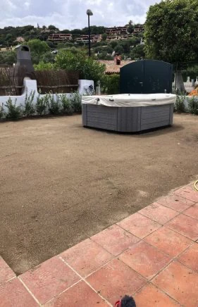 Realizzazione manto erboso con prato a rotoli Cagliari vicino a piscina (prima)