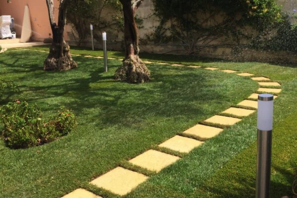 Realizzazione giardino privato con manto erboso e potatura piante Cagliari