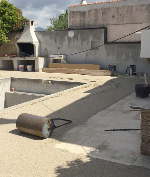 Realizzazione giardino vicino a piscina Cagliari (posa fondo manto erboso)