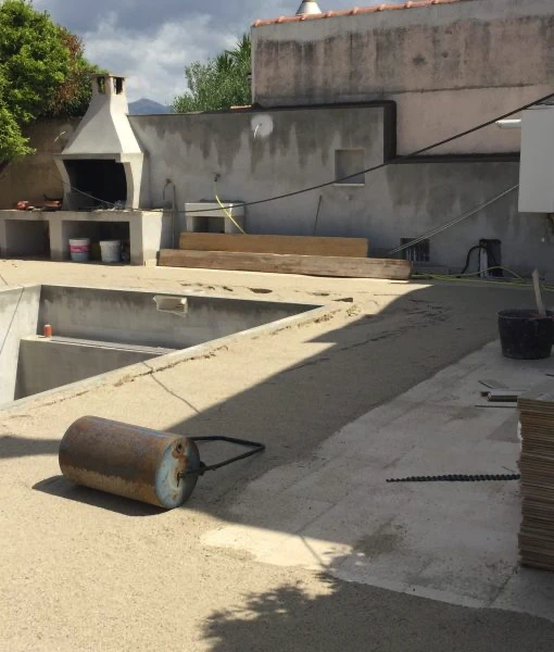 Realizzazione giardino vicino a piscina Cagliari (posa fondo manto erboso)