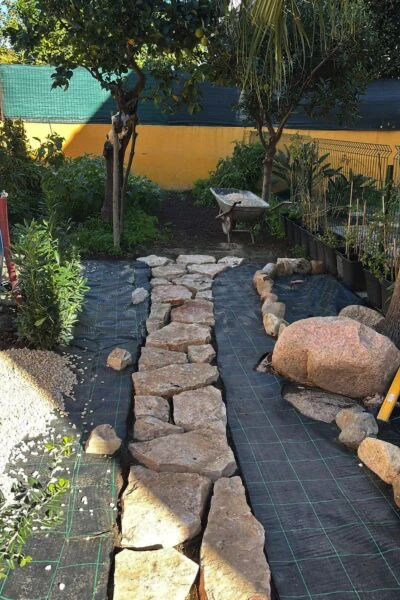 Dettaglio aiuole giardino privato Cagliari (durante i lavori)