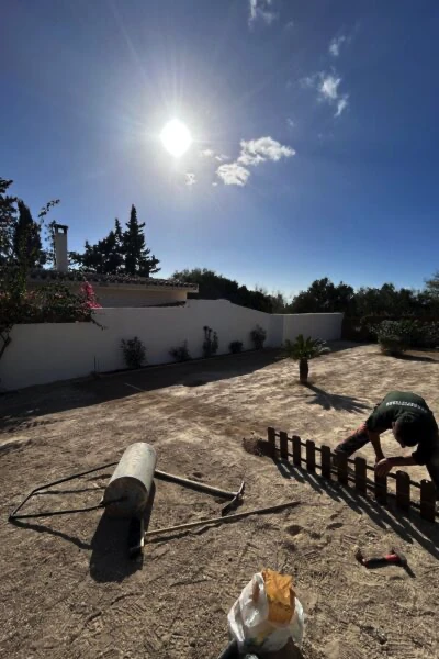 Lavoro di realizzazione giardino privato e posa manto erboso (foto durante i lavori)