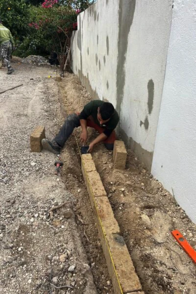 Realizzazione aiuole giardino privato Cagliari (durante i lavori)