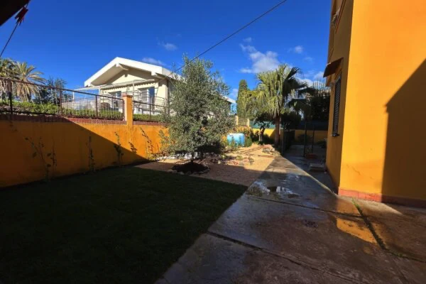 Realizzazione giardino privato Cagliari: manto erboso e aiuole