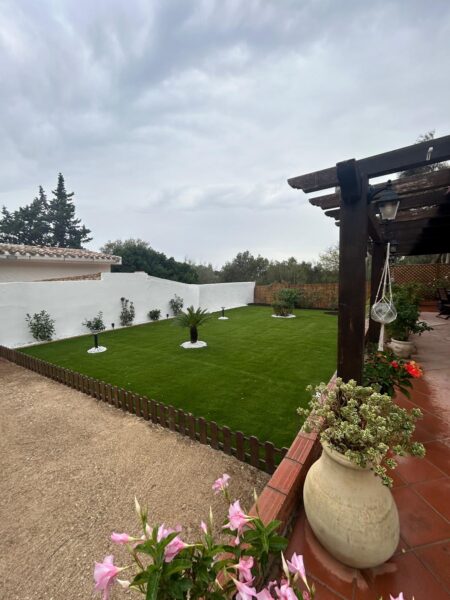 Foto finale lavoro di realizzazione giardino privato e posa manto erboso