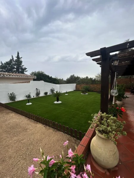 Foto finale lavoro di realizzazione giardino privato e posa manto erboso