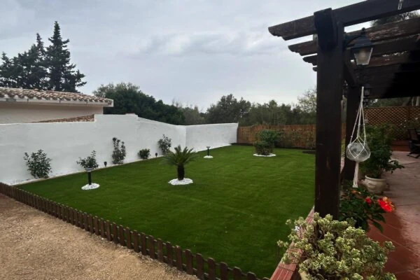 Foto finale lavoro di realizzazione giardino privato e posa manto erboso