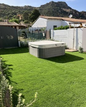 Realizzazione manto erboso con prato a rotoli Cagliari vicino a piscina (dopo)