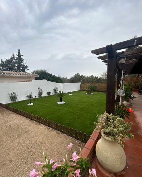 Foto finale lavoro di realizzazione giardino privato e posa manto erboso